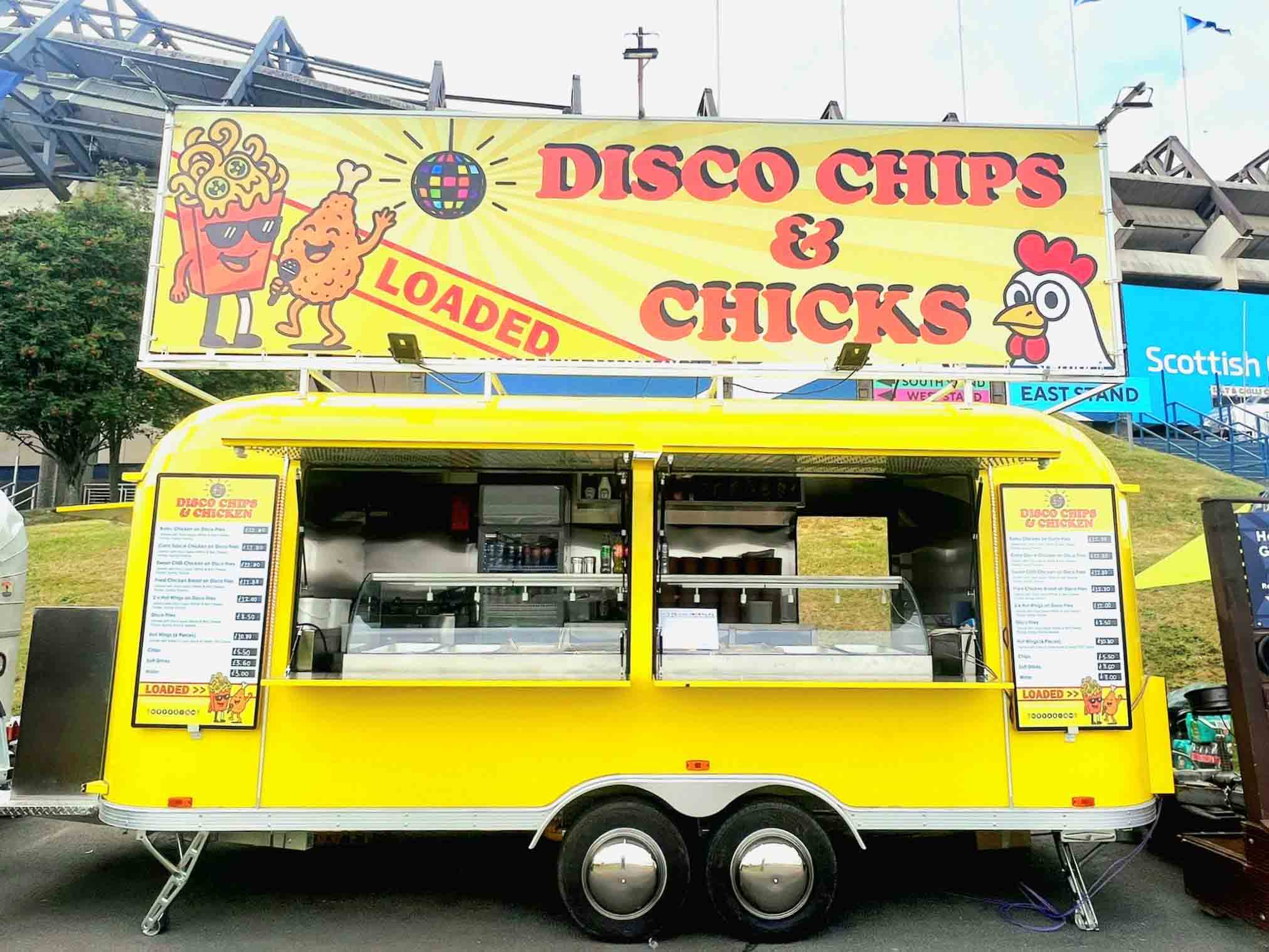 Qingfeng Food Trailer-aren debuta harrigarria da! Bezeroak diseinu handiko sukalde mugikorraren poza hartzen du